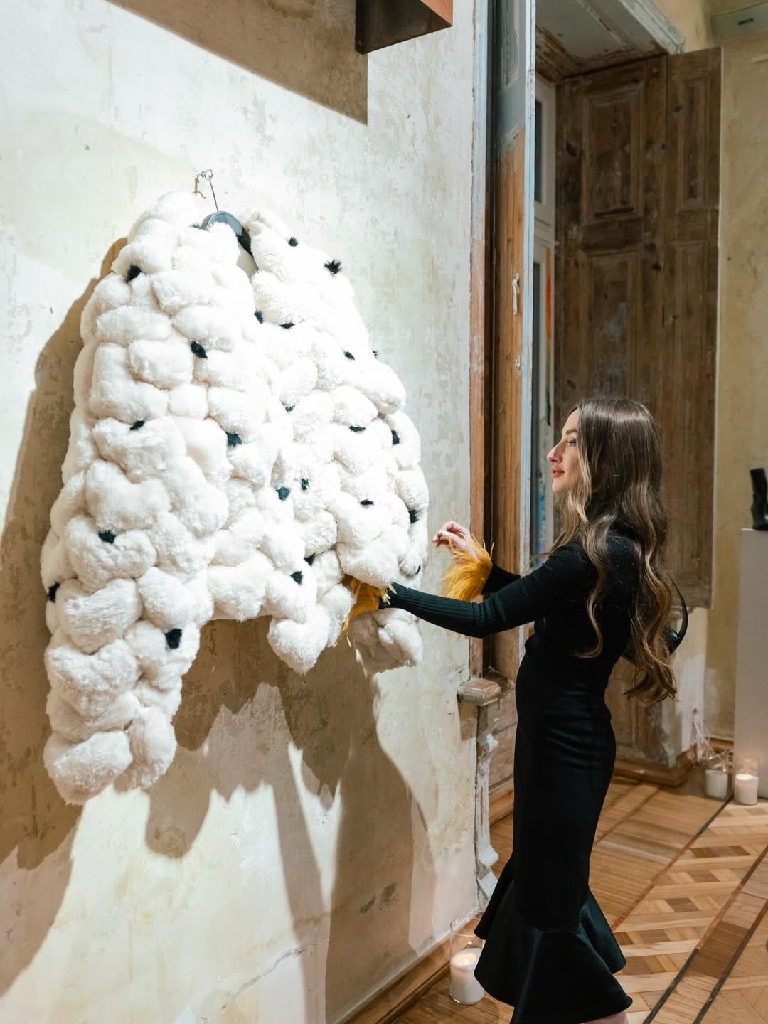 Prezidentin qızı və gəlini sərgidə - FOTOLAR