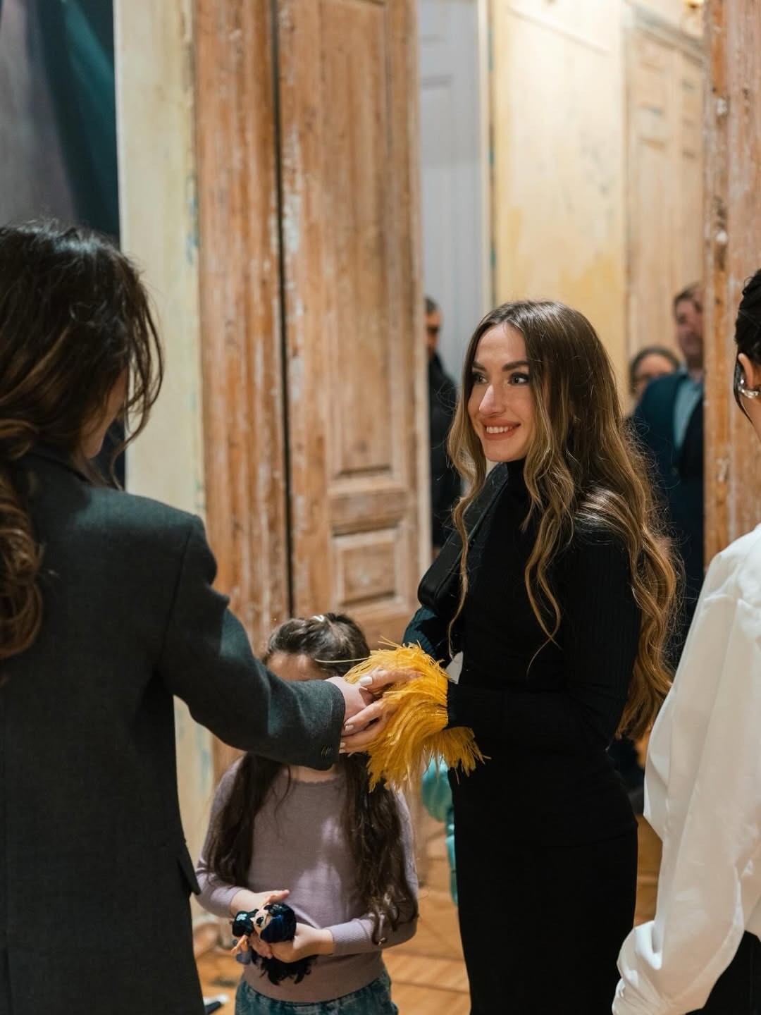 Prezidentin qızı və gəlini sərgidə - FOTOLAR