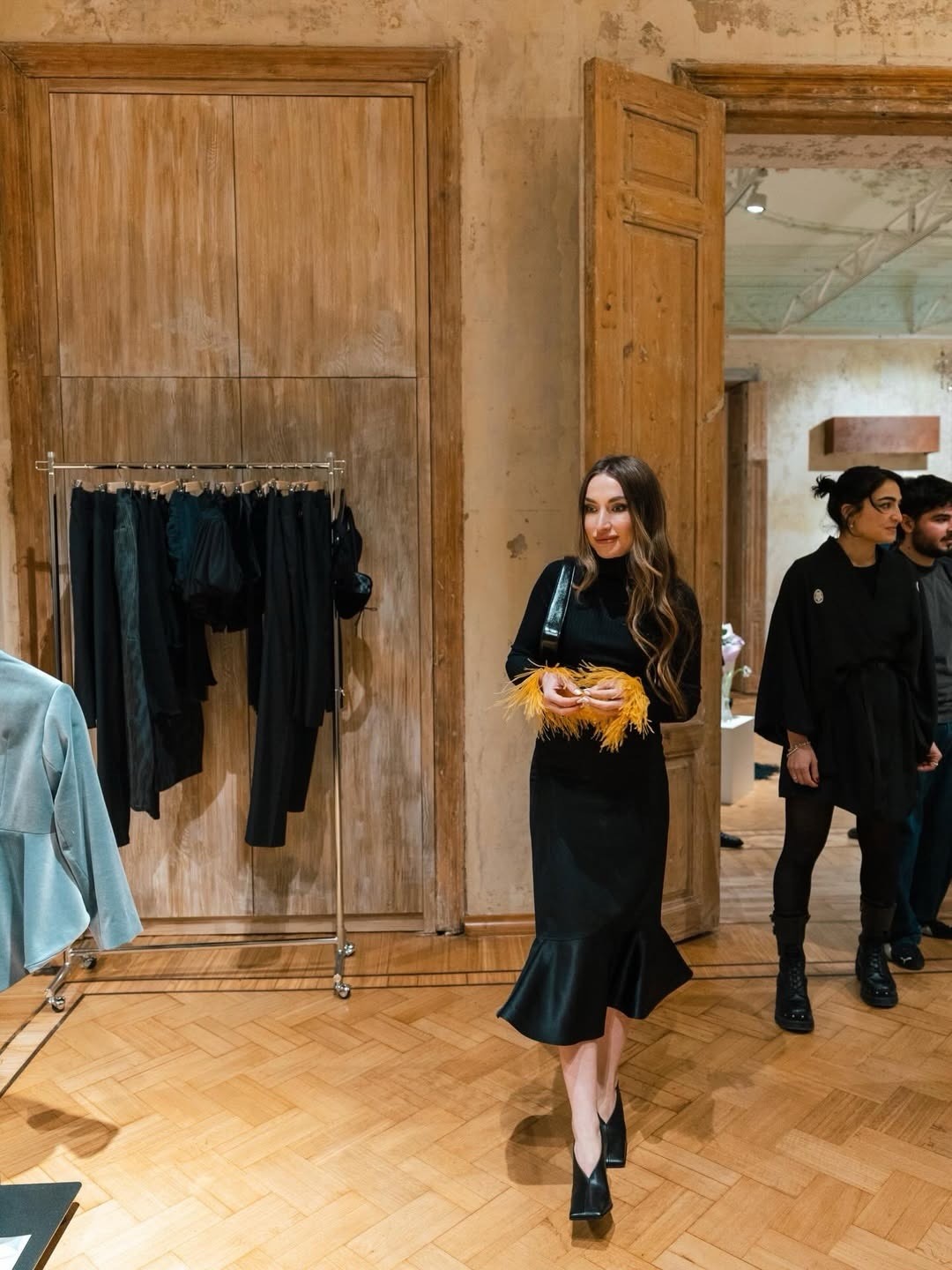 Prezidentin qızı və gəlini sərgidə - FOTOLAR