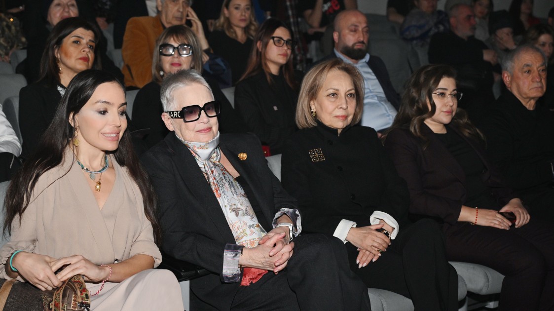 Leyla Əliyeva “Neft bumu hamıya gülümsəyir” tamaşasının nümayişində - FOTOLAR