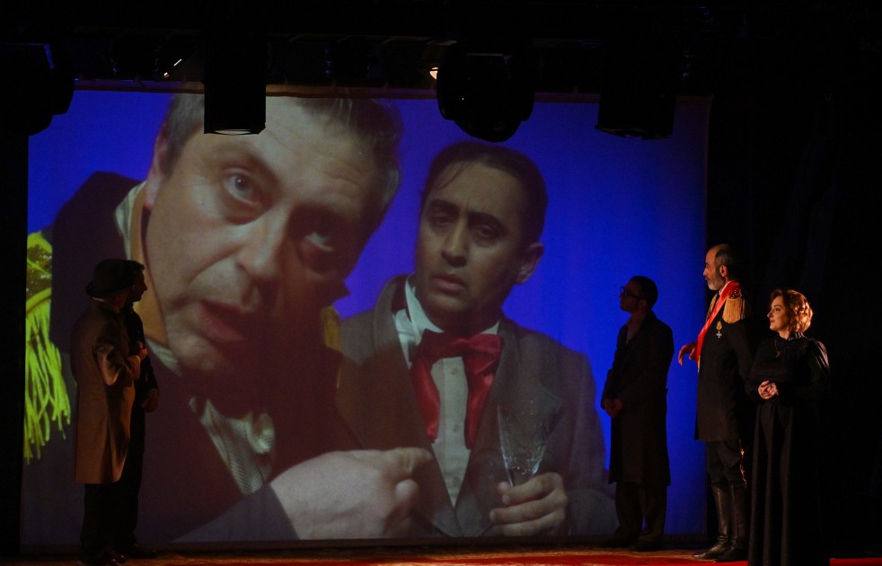 Leyla Əliyeva “Neft bumu hamıya gülümsəyir” tamaşasının nümayişində - FOTOLAR