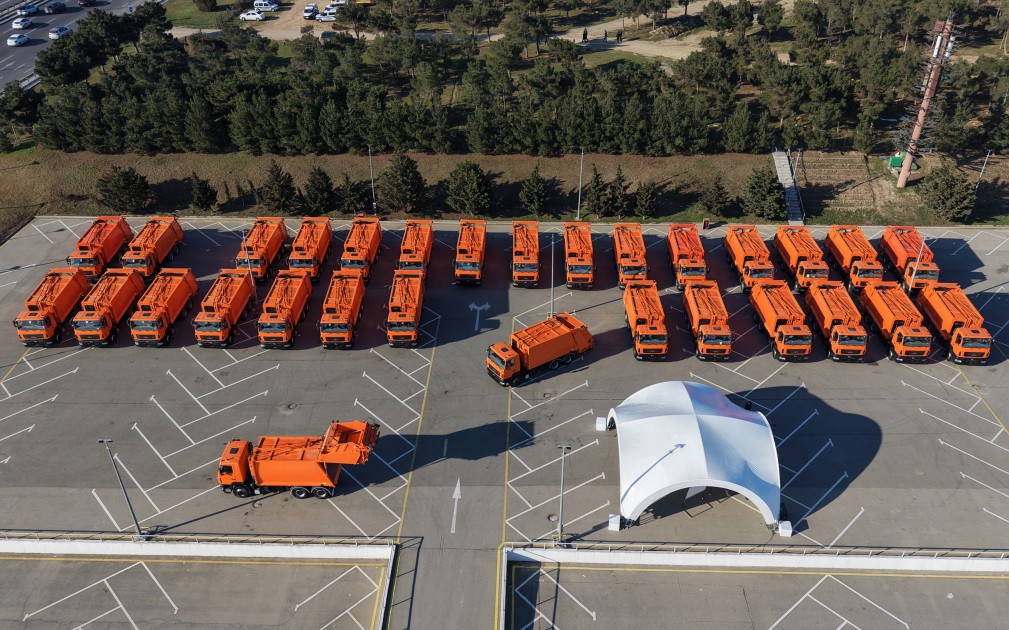 Prezident məişət tullantıları daşıyan texnikalarla tanış oldu - FOTOLAR