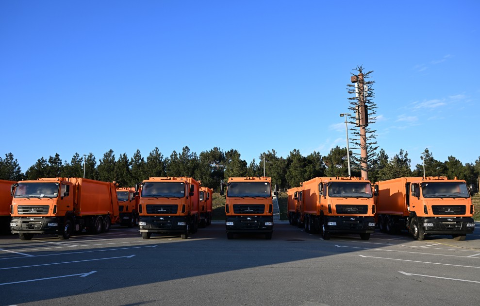 Prezident məişət tullantıları daşıyan texnikalarla tanış oldu - FOTOLAR