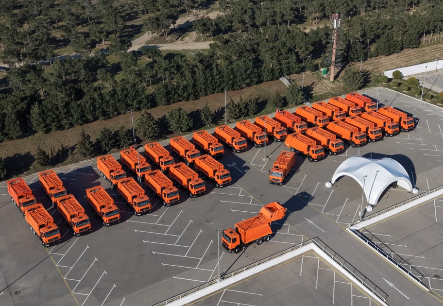 Prezident məişət tullantıları daşıyan texnikalarla tanış oldu - FOTOLAR