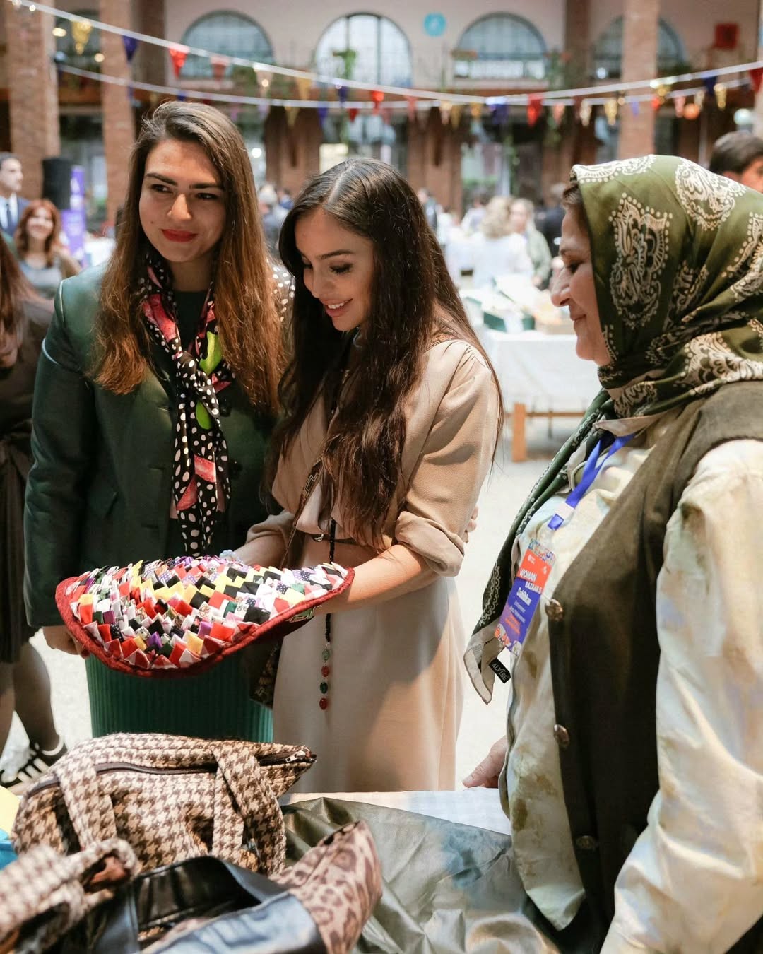 Prezidentin qızları və gəlini "Woman Bazaar" festivalında - FOTOLAR