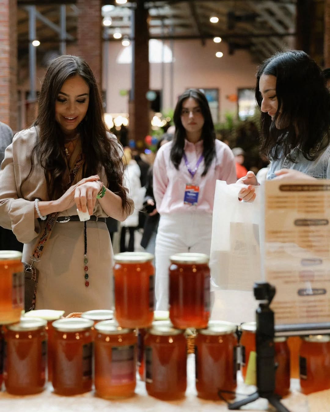 Prezidentin qızları və gəlini "Woman Bazaar" festivalında - FOTOLAR
