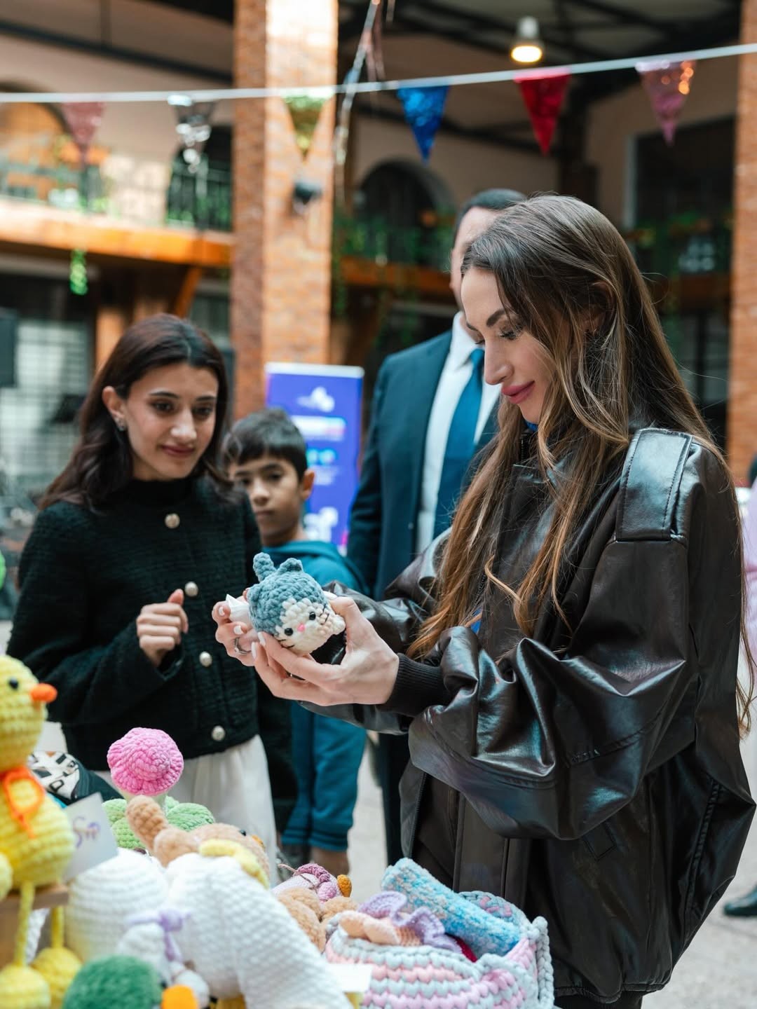 Prezidentin qızları və gəlini "Woman Bazaar" festivalında - FOTOLAR