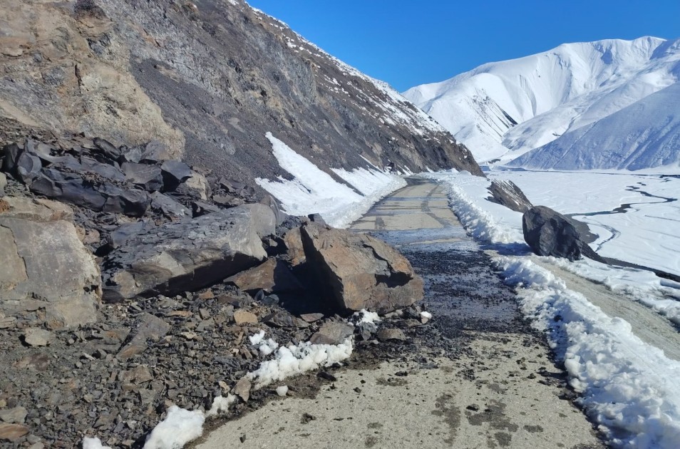 Quba-Xınalıq yolunda sürüşmə - Qaya parçaları töküldü (FOTO)