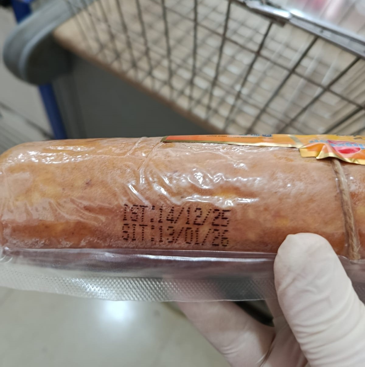 Bu marketdə vaxtı keçmiş məhsullar aşkarlandı - FOTOLAR