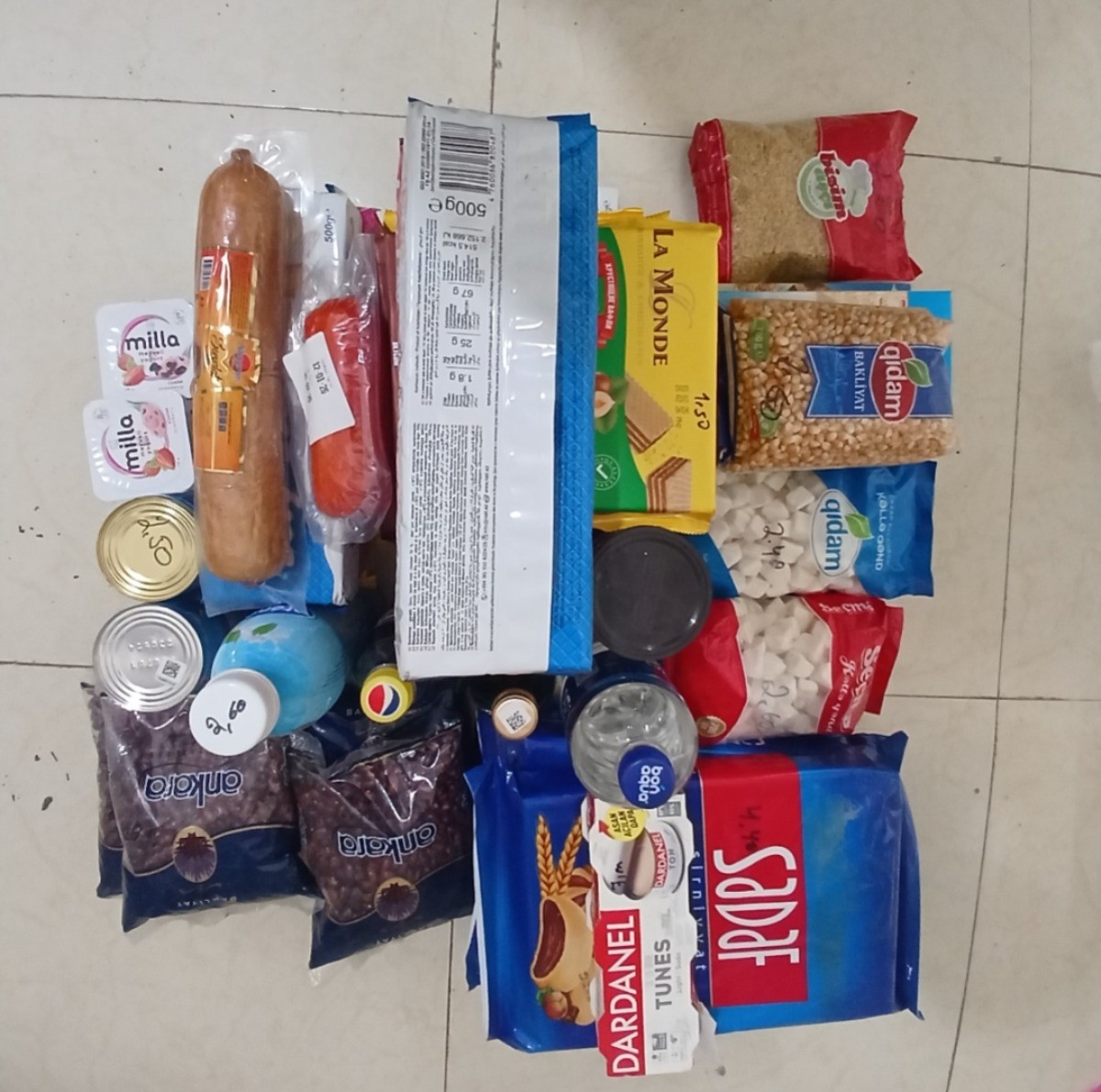 Bu marketdə vaxtı keçmiş məhsullar aşkarlandı - FOTOLAR