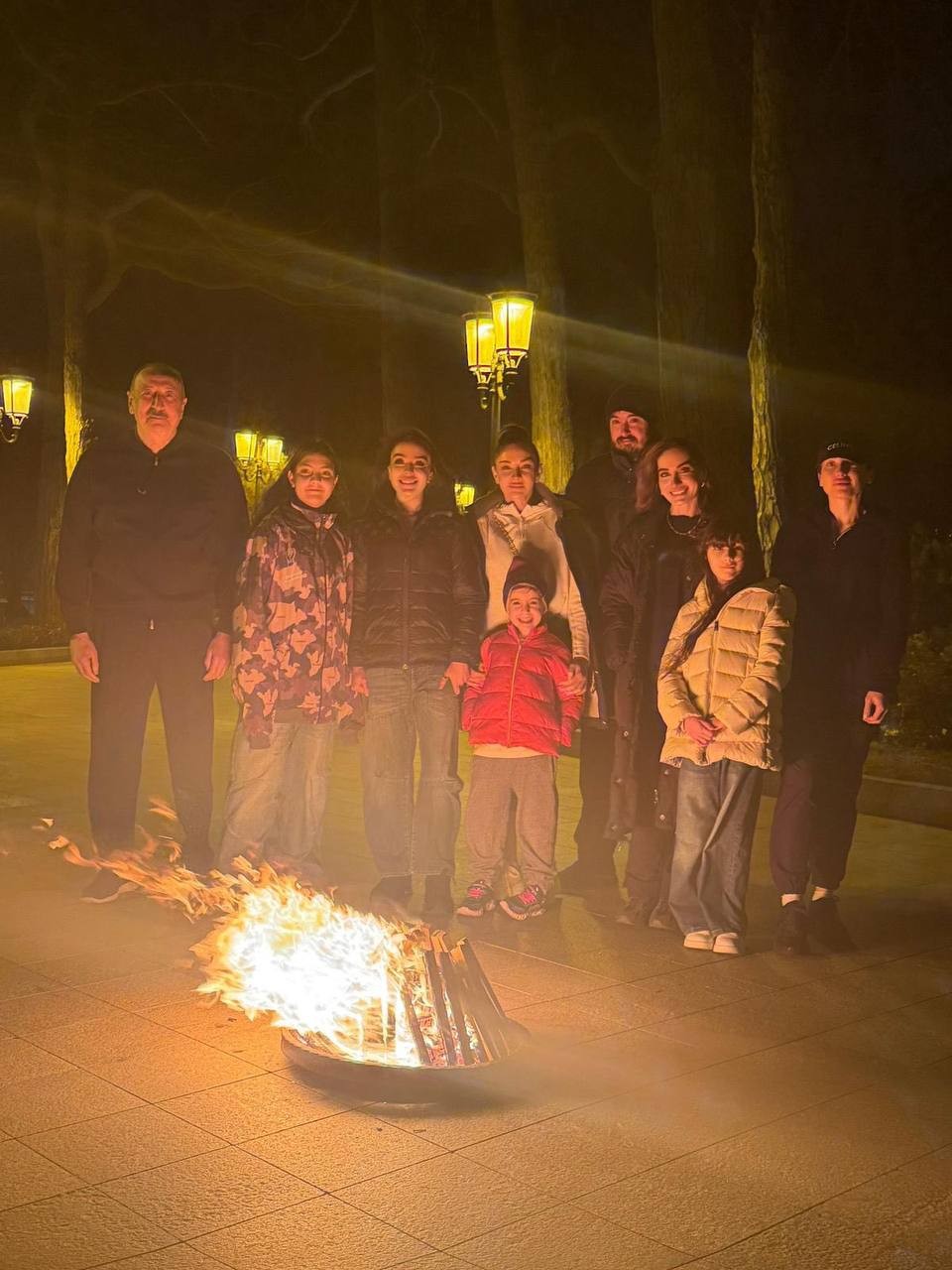 Prezident və ailəsi tonqal ətrafında - FOTO