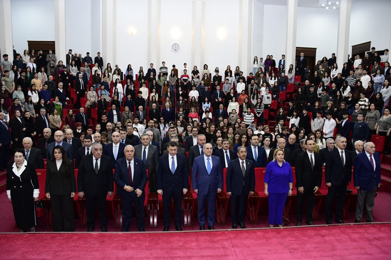 YAP “Yeni reallıqlar və müasir Azərbaycan: aktual çağırışlar fonunda gələcəyə baxış” mövzusunda tədbir keçirdi - FOTOLAR