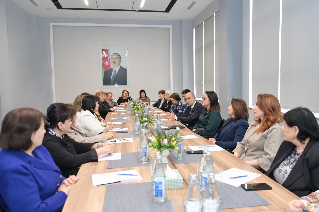 Nazir Emin Əmrullayev təqaüddə olan qabaqcıl qadın təhsil işçiləri ilə görüşdü - FOTOLAR