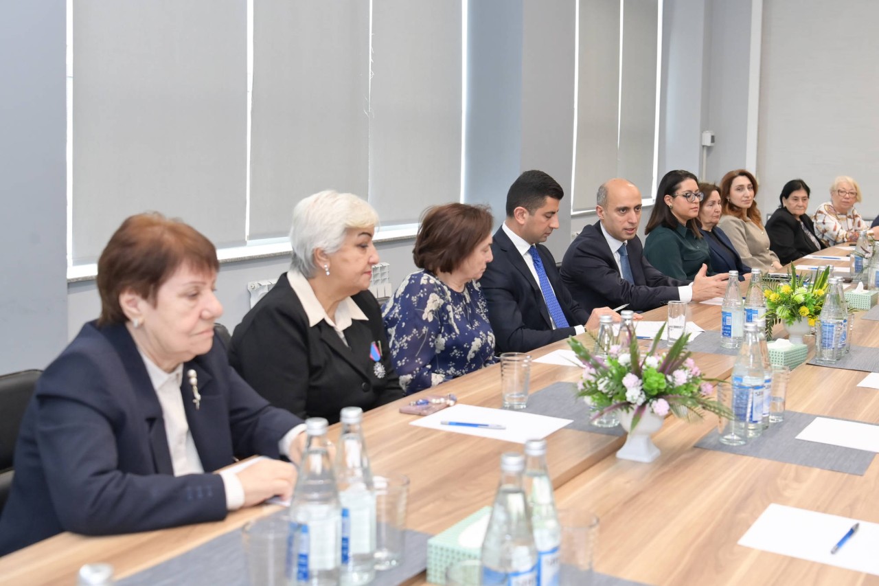 Nazir Emin Əmrullayev təqaüddə olan qabaqcıl qadın təhsil işçiləri ilə görüşdü - FOTOLAR