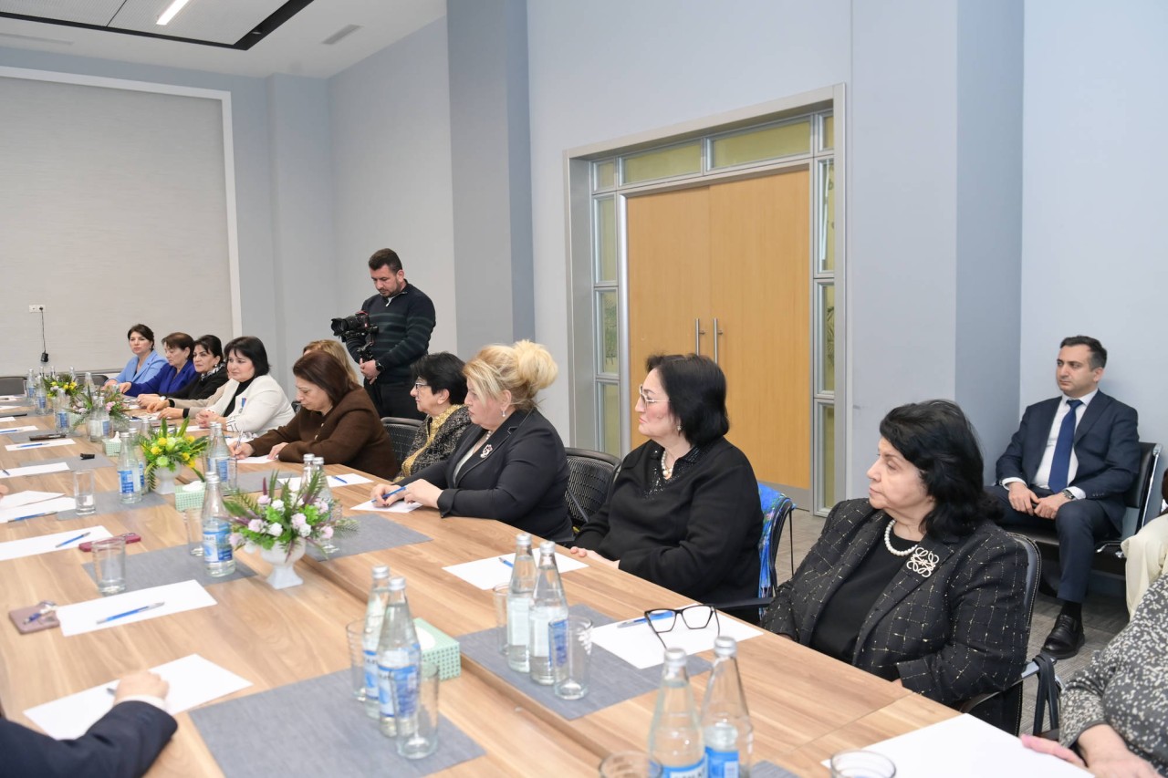 Nazir Emin Əmrullayev təqaüddə olan qabaqcıl qadın təhsil işçiləri ilə görüşdü - FOTOLAR