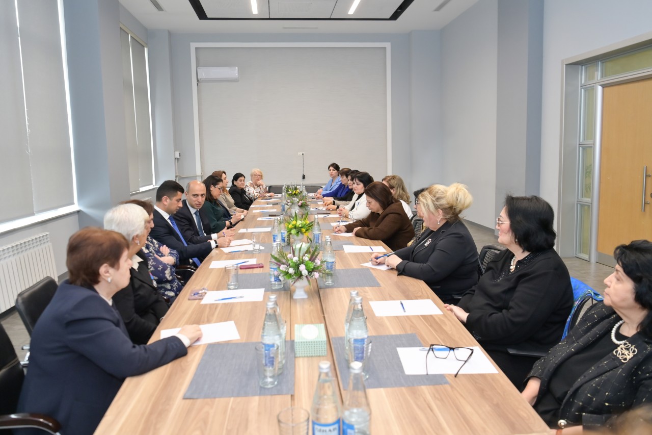 Nazir Emin Əmrullayev təqaüddə olan qabaqcıl qadın təhsil işçiləri ilə görüşdü - FOTOLAR