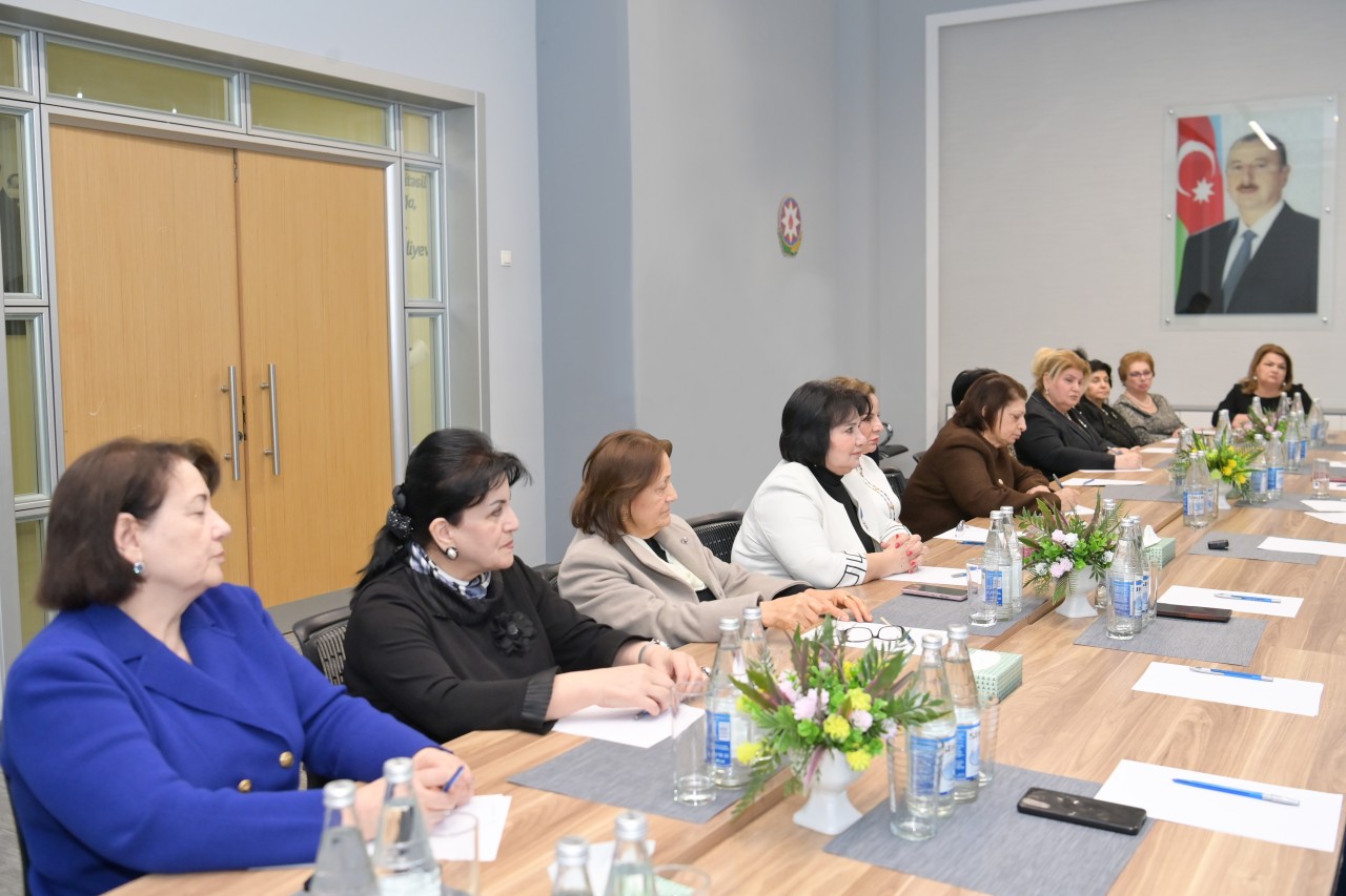 Nazir Emin Əmrullayev təqaüddə olan qabaqcıl qadın təhsil işçiləri ilə görüşdü - FOTOLAR