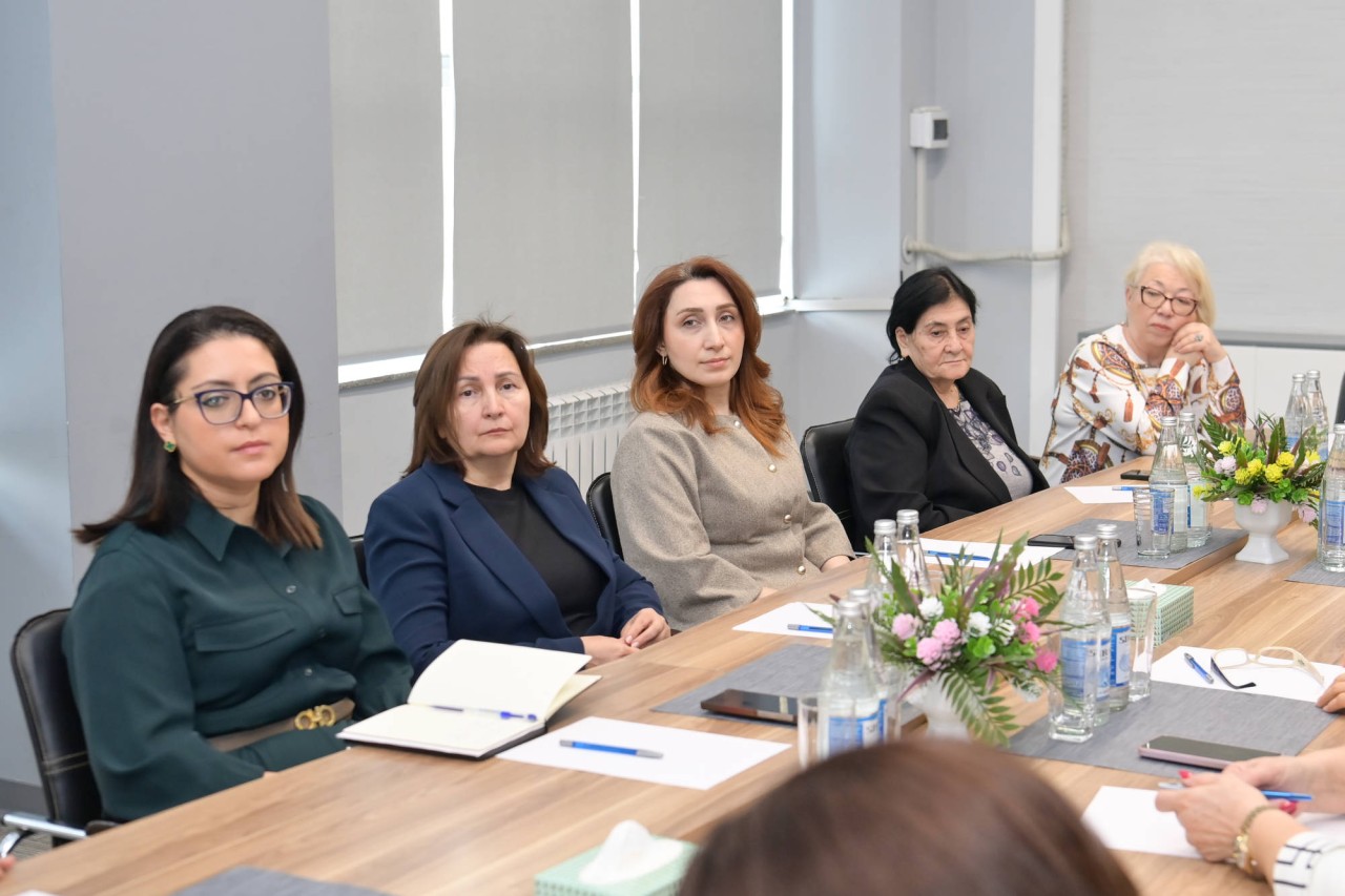 Nazir Emin Əmrullayev təqaüddə olan qabaqcıl qadın təhsil işçiləri ilə görüşdü - FOTOLAR