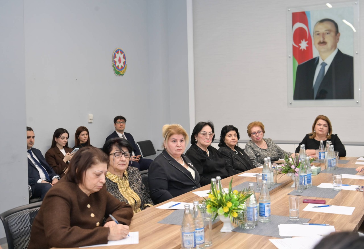 Nazir Emin Əmrullayev təqaüddə olan qabaqcıl qadın təhsil işçiləri ilə görüşdü - FOTOLAR