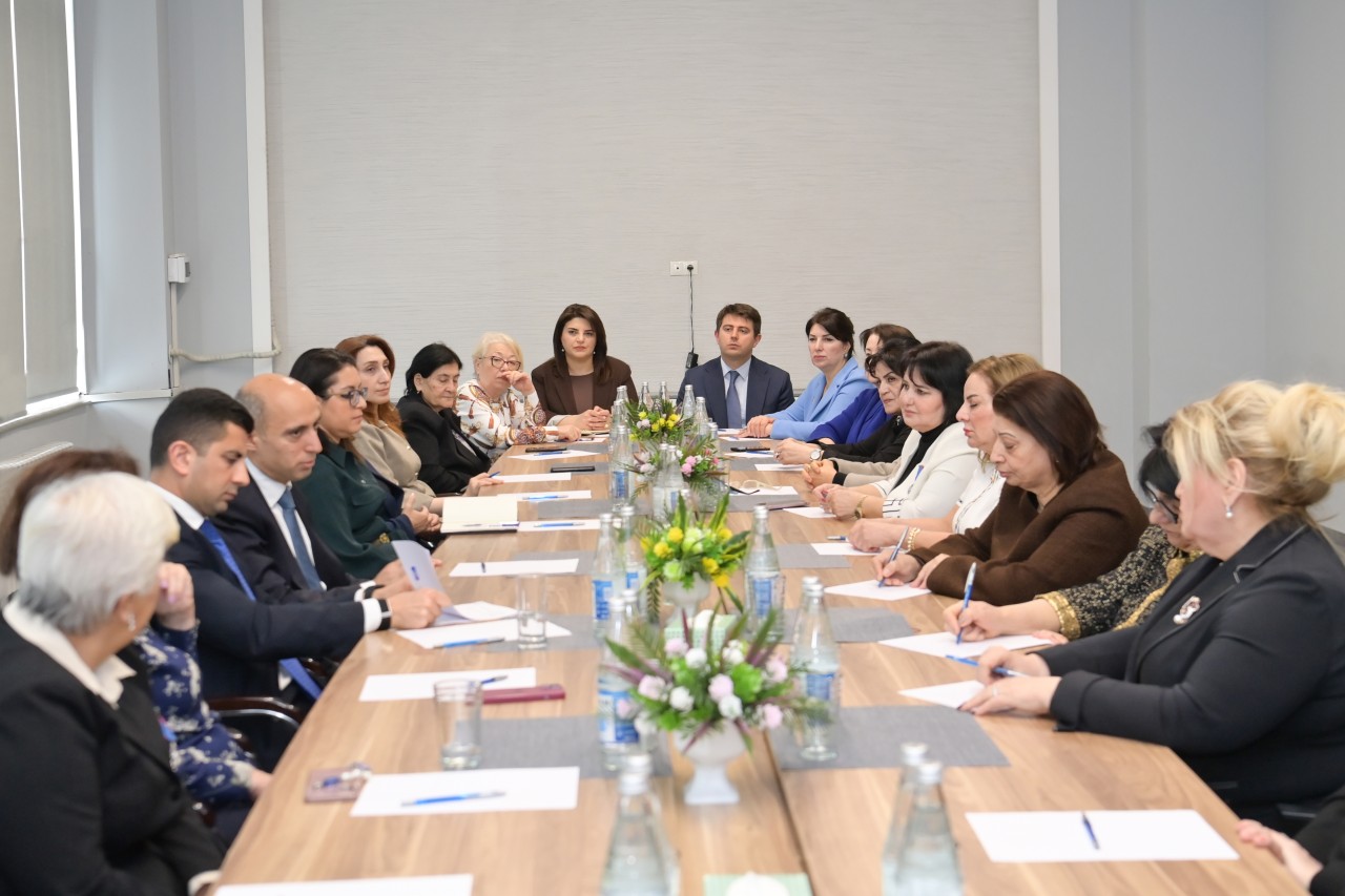 Nazir Emin Əmrullayev təqaüddə olan qabaqcıl qadın təhsil işçiləri ilə görüşdü - FOTOLAR