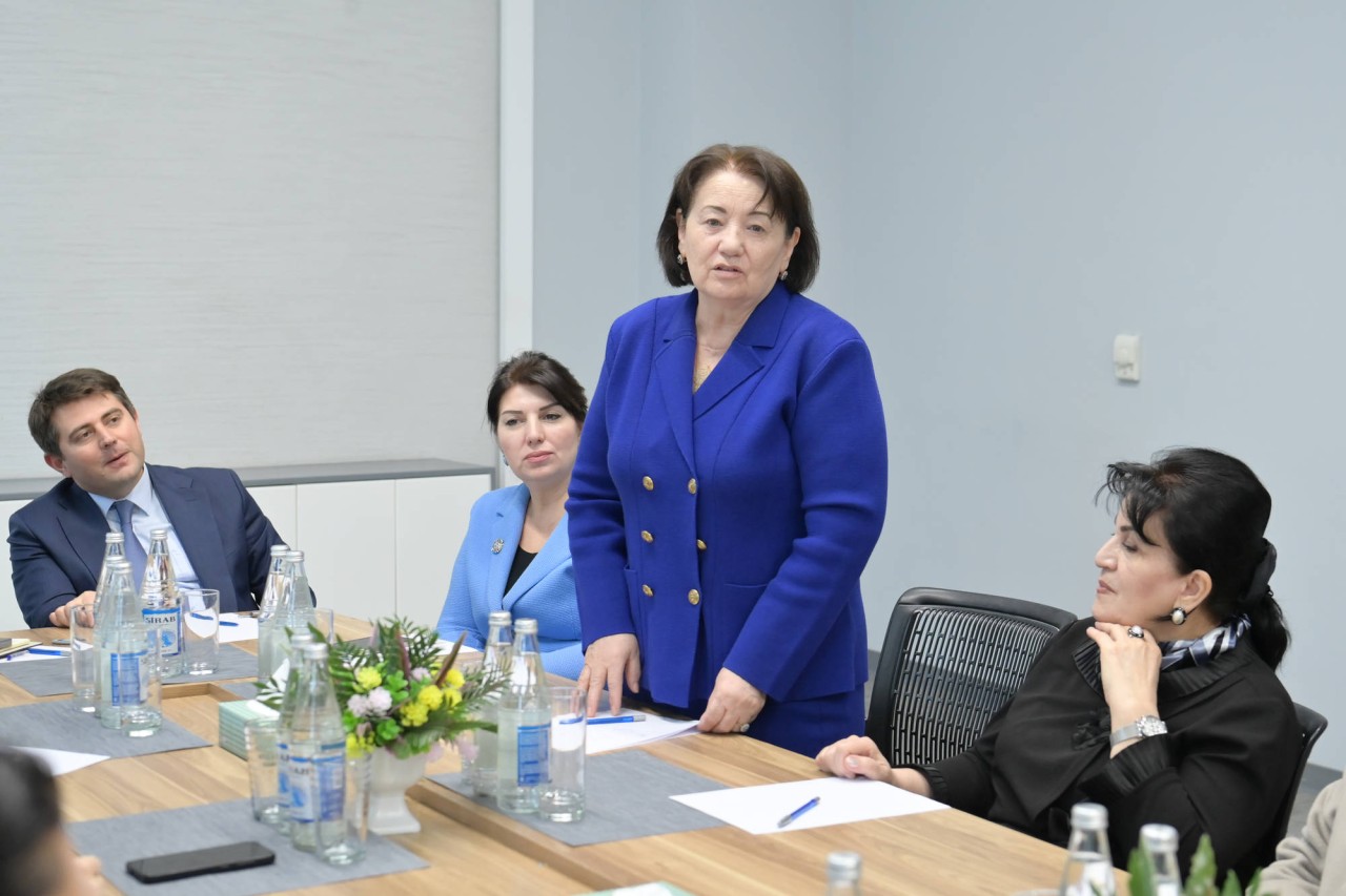 Nazir Emin Əmrullayev təqaüddə olan qabaqcıl qadın təhsil işçiləri ilə görüşdü - FOTOLAR