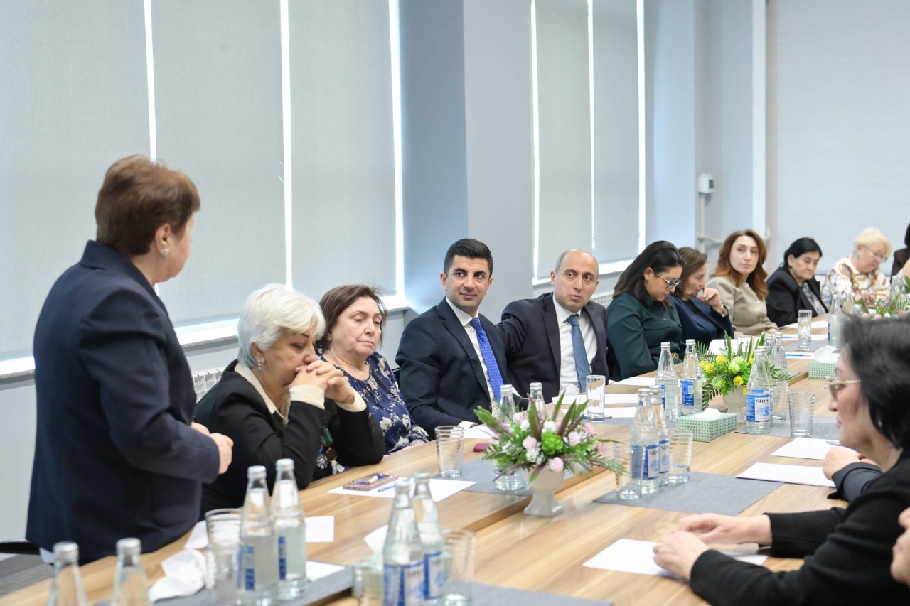 Nazir Emin Əmrullayev təqaüddə olan qabaqcıl qadın təhsil işçiləri ilə görüşdü - FOTOLAR