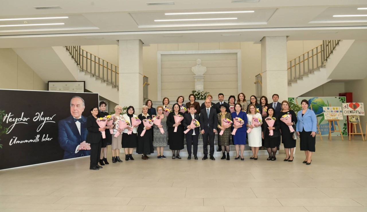 Nazir Emin Əmrullayev təqaüddə olan qabaqcıl qadın təhsil işçiləri ilə görüşdü - FOTOLAR