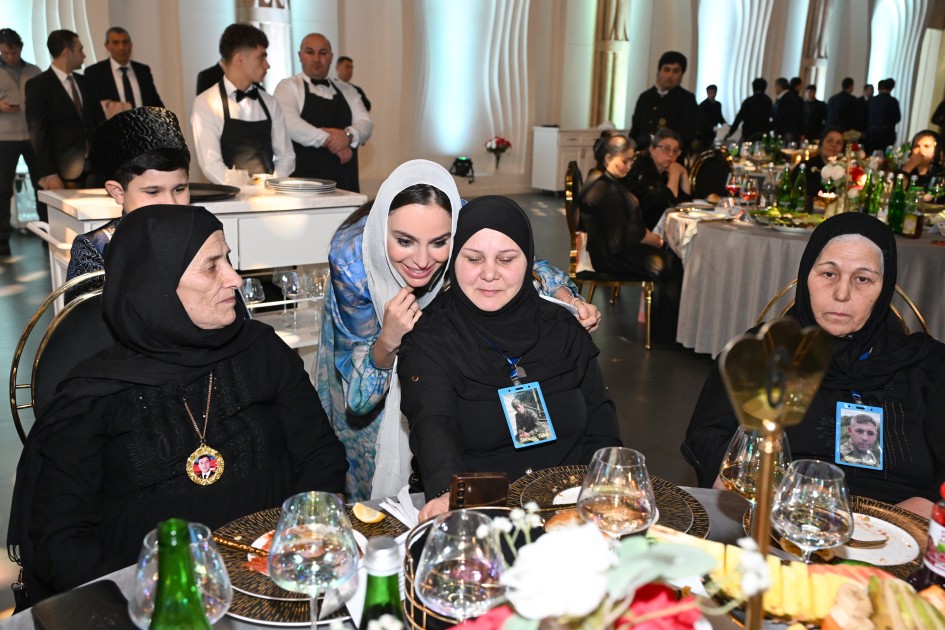 Leyla Əliyeva şəhid anaları ilə iftar süfrəsində - FOTOLAR