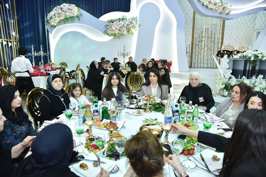 Nəsimi rayonunda 8 Mart münasibətilə tədbir keçirildi - FOTOLAR