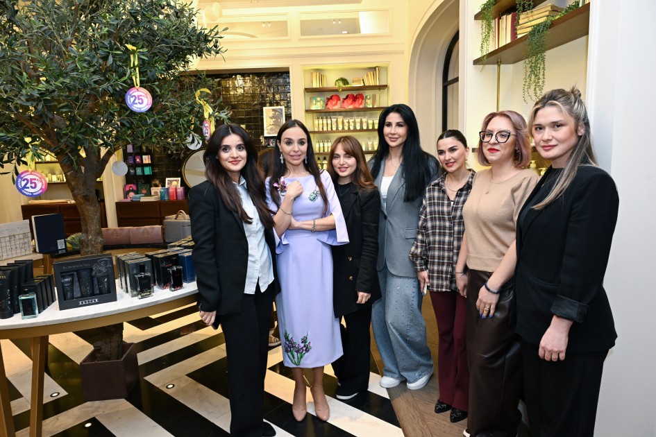 Leyla Əliyeva "Mənzərəyə açılan ev" sərgisində - FOTOLAR