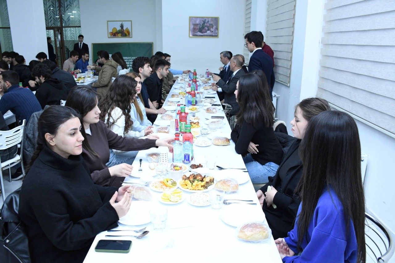 ADAU-da tələbələr üçün iftar süfrəsi açılıb - FOTOLAR