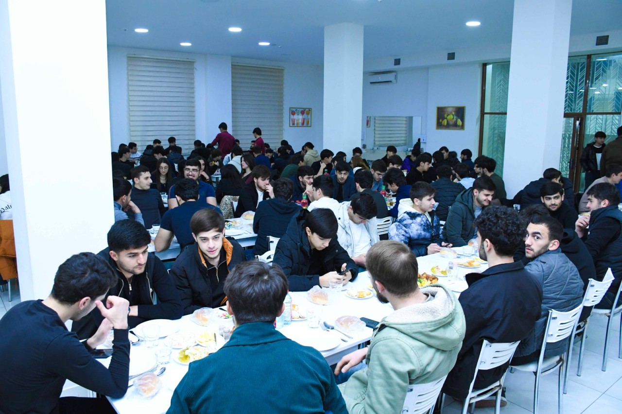 ADAU-da tələbələr üçün iftar süfrəsi açılıb - FOTOLAR