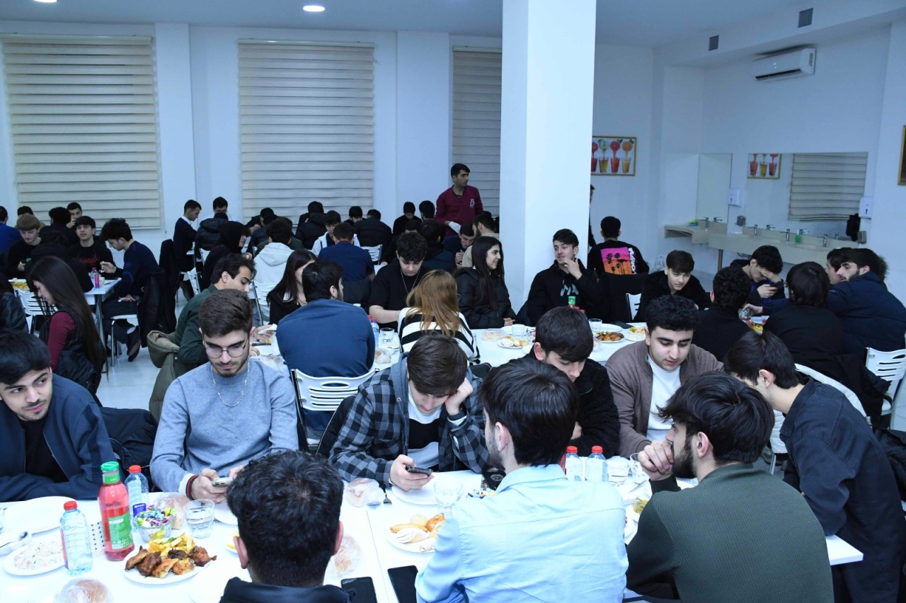 ADAU-da tələbələr üçün iftar süfrəsi açılıb - FOTOLAR