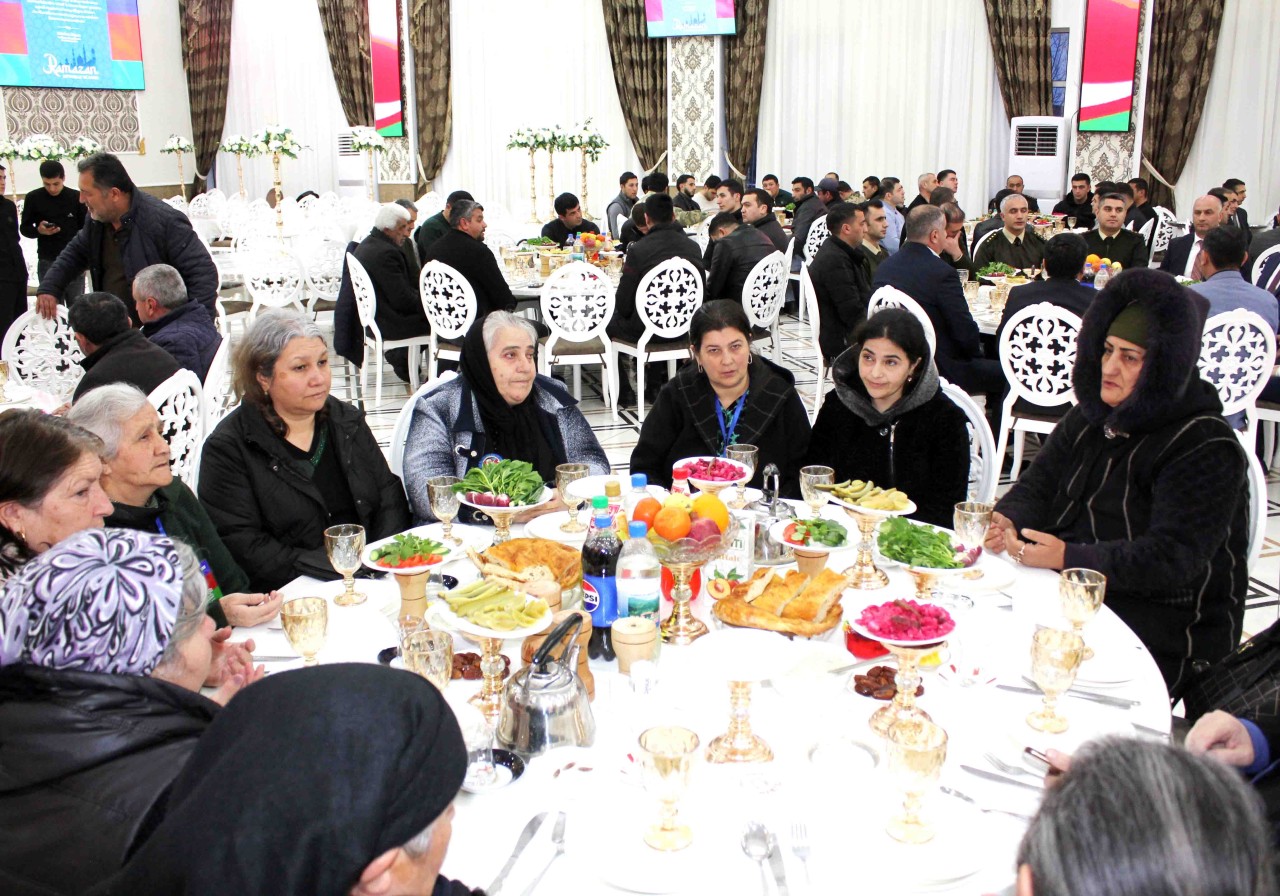Daşkəsəndə Ramazan ayı münasibətilə iftar süfrəsi təşkil edilib - FOTOLAR