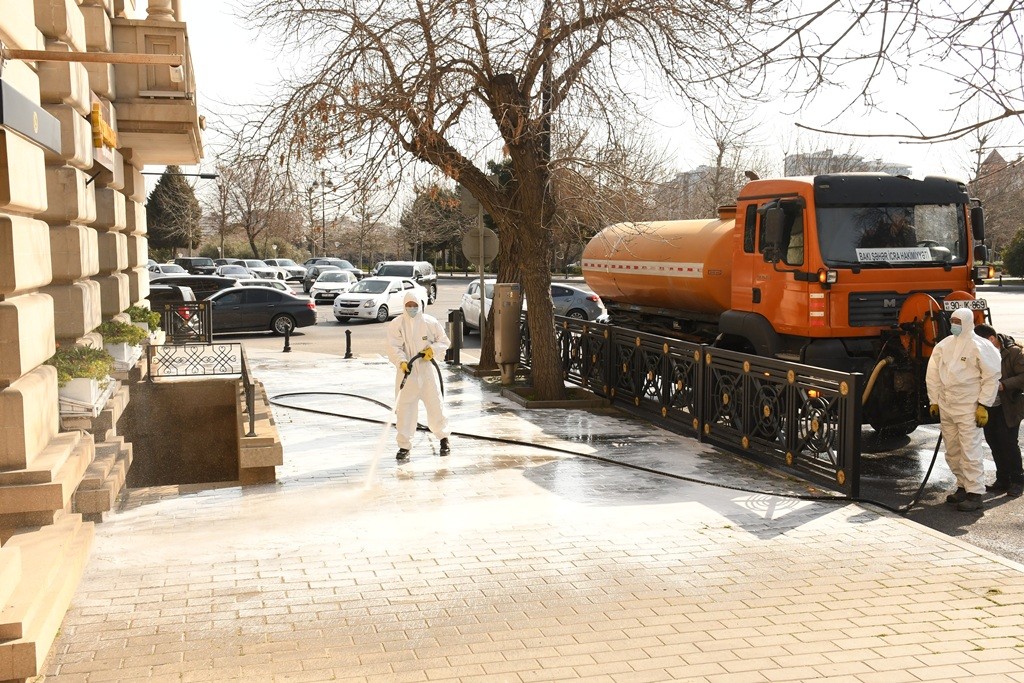 Bakının 537 küçəsi yuyuldu - FOTOLAR