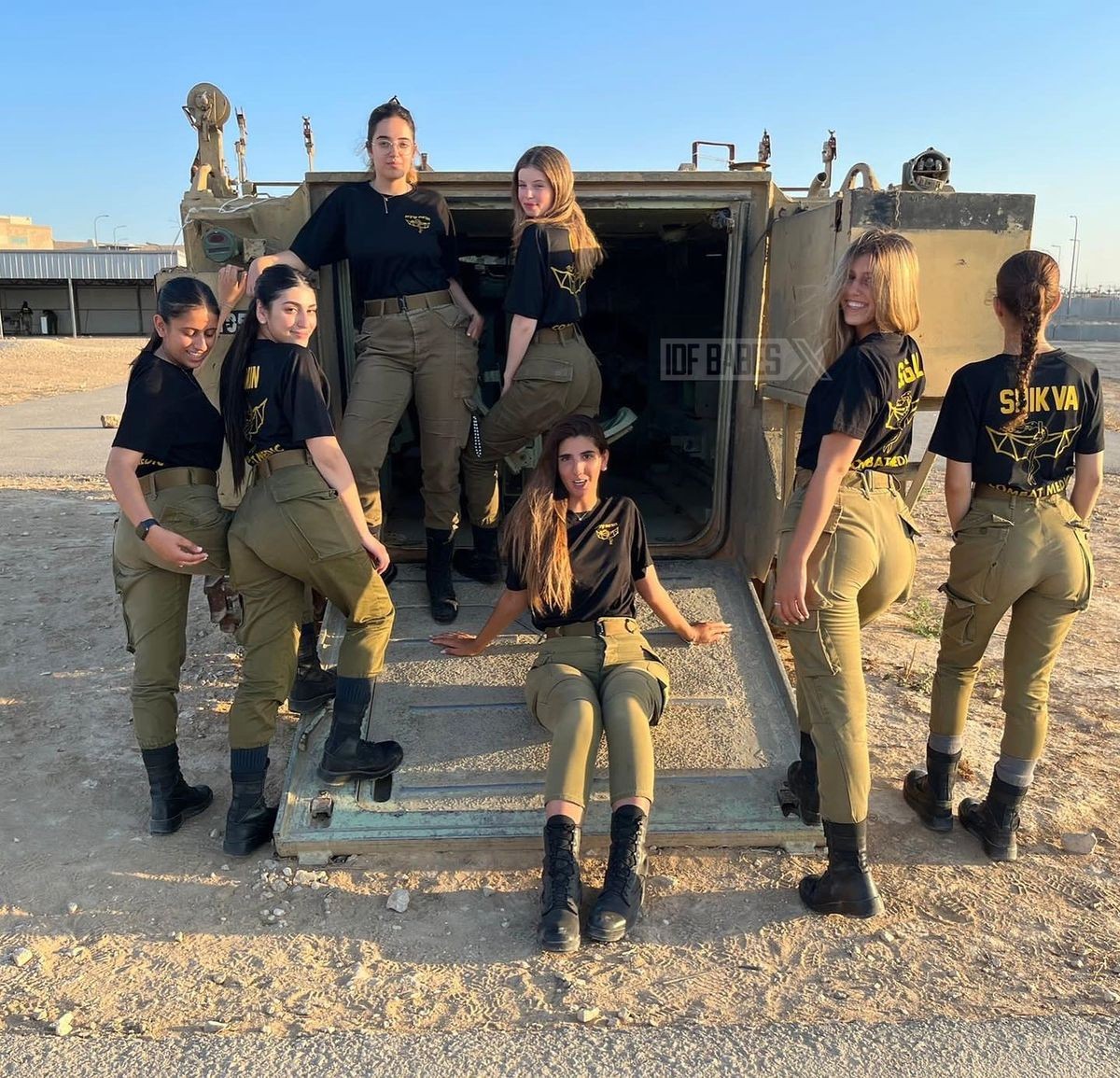 Müharibə dövründə qadın hərbçilərin bu görüntüləri tənqid olundu