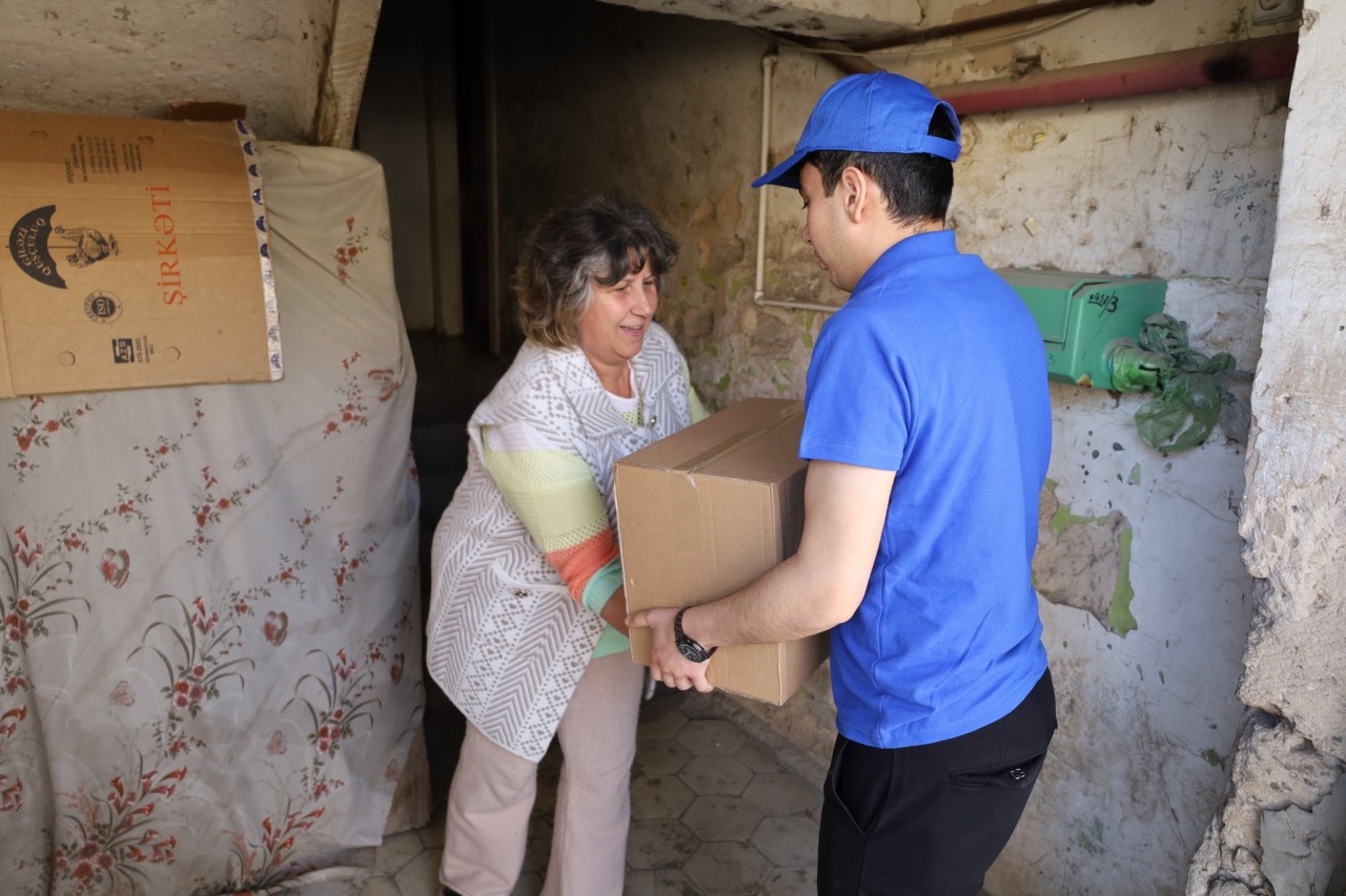 YAP Gəncə şəhər təşkilatı aztəminatlı ailələrə bayram sovqatı payladı - FOTOLAR