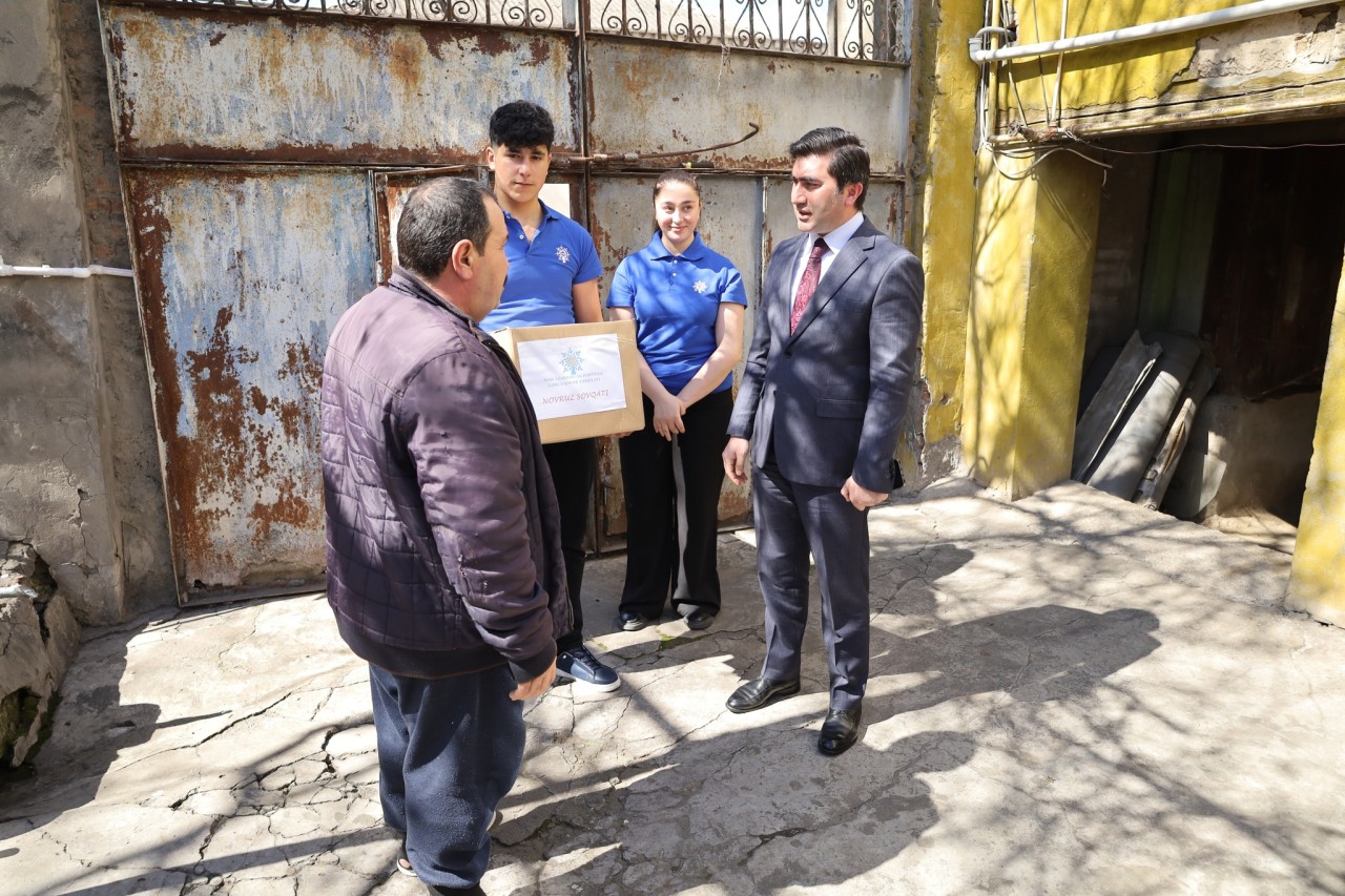 YAP Gəncə şəhər təşkilatı aztəminatlı ailələrə bayram sovqatı payladı - FOTOLAR