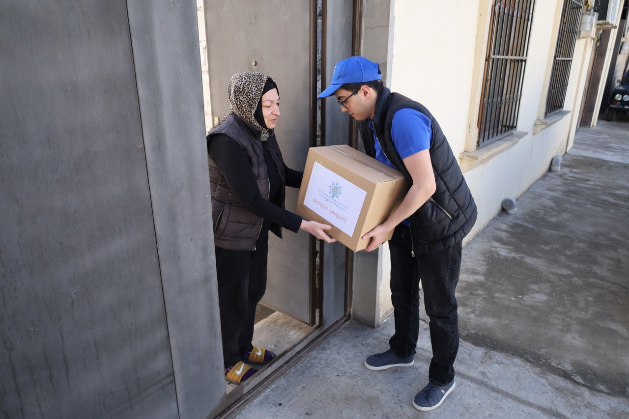 YAP Gəncə şəhər təşkilatı aztəminatlı ailələrə bayram sovqatı payladı - FOTOLAR