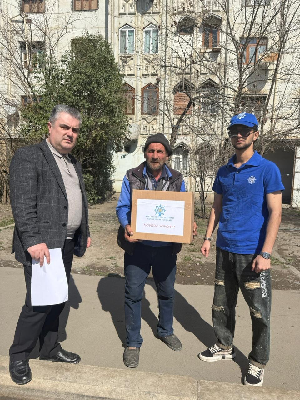 YAP Gəncə şəhər təşkilatı aztəminatlı ailələrə bayram sovqatı payladı - FOTOLAR