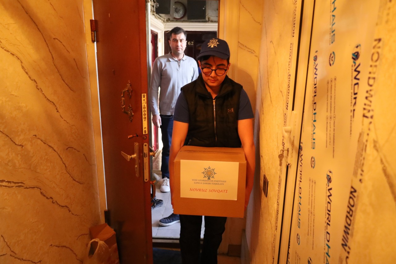 YAP Gəncə şəhər təşkilatı aztəminatlı ailələrə bayram sovqatı payladı - FOTOLAR