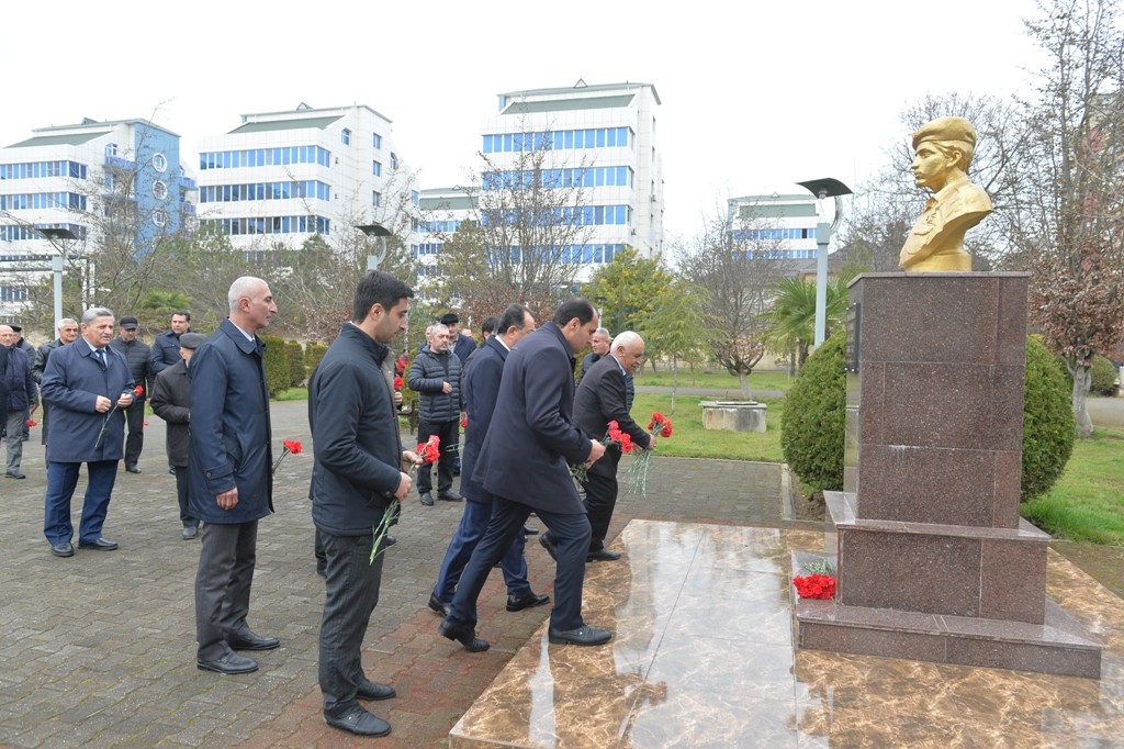Taleh Qaraşov Milli Qəhrəmanın abidəsini ziyarət edib - FOTOLAR