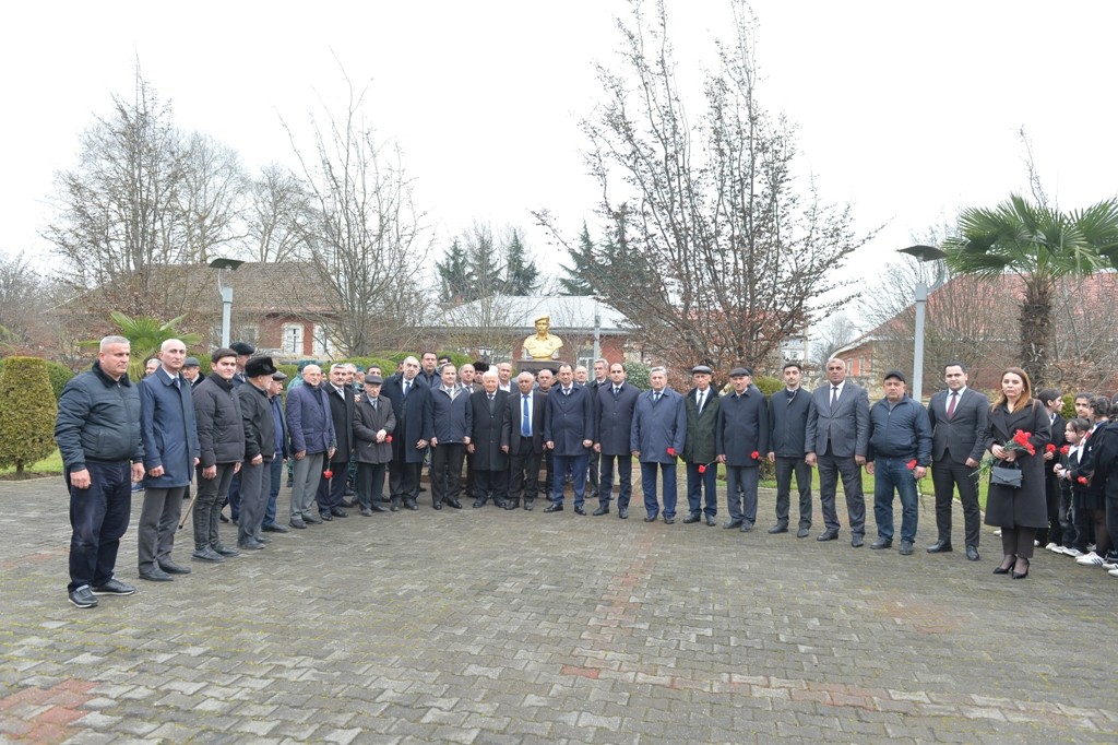 Taleh Qaraşov Milli Qəhrəmanın abidəsini ziyarət edib - FOTOLAR