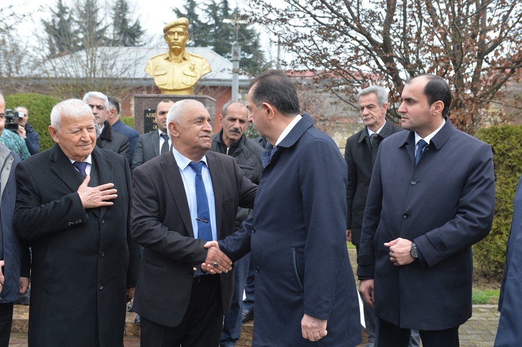 Taleh Qaraşov Milli Qəhrəmanın abidəsini ziyarət edib - FOTOLAR