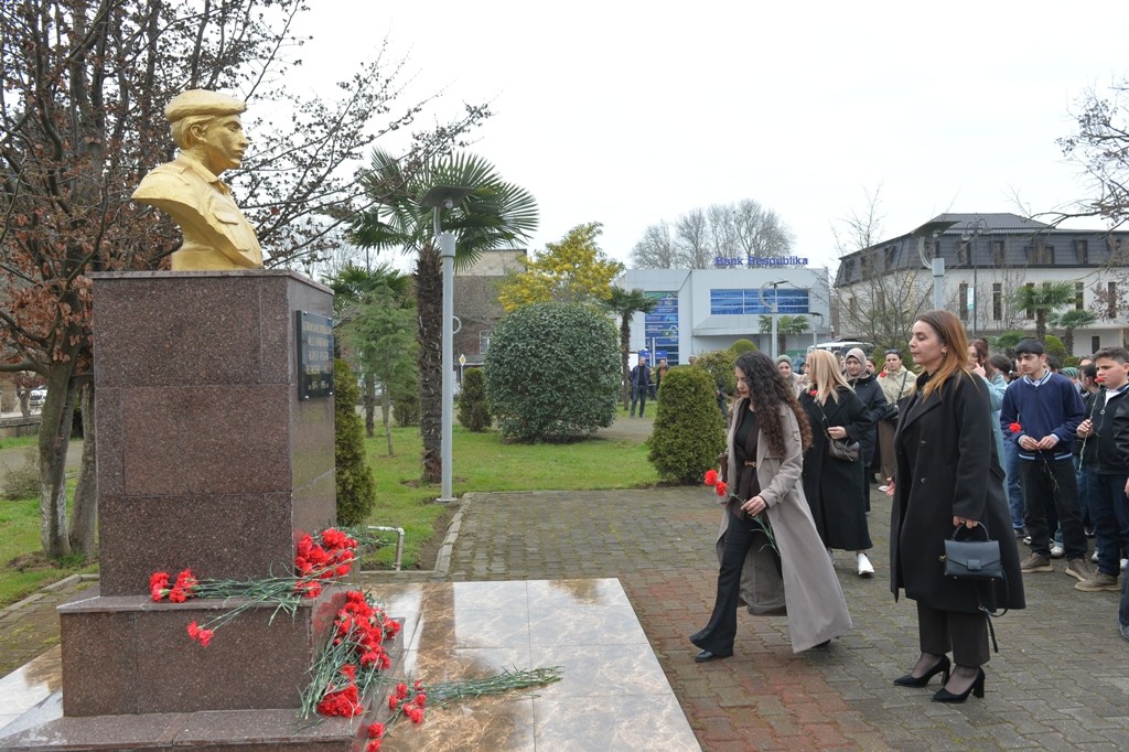Taleh Qaraşov Milli Qəhrəmanın abidəsini ziyarət edib - FOTOLAR
