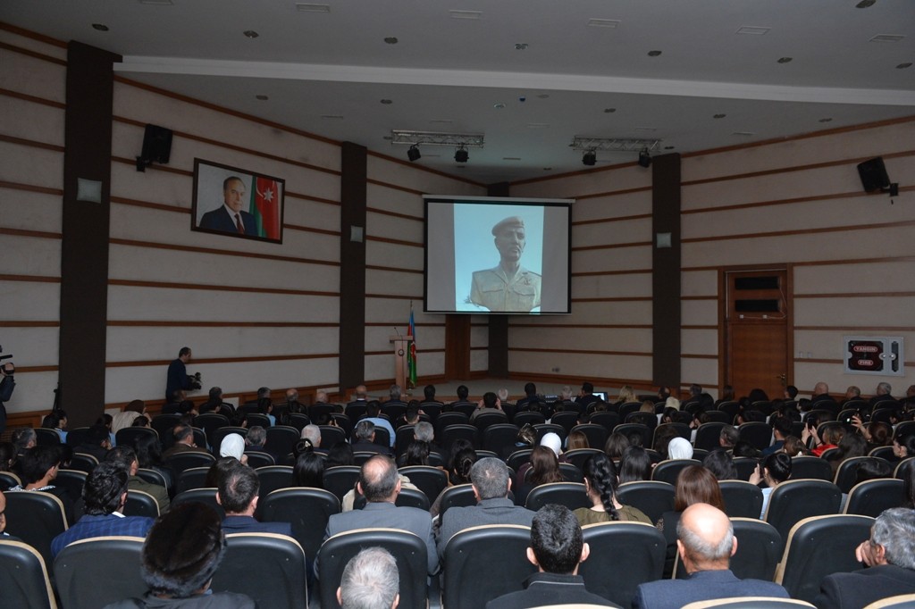 Taleh Qaraşov Milli Qəhrəmanın abidəsini ziyarət edib - FOTOLAR