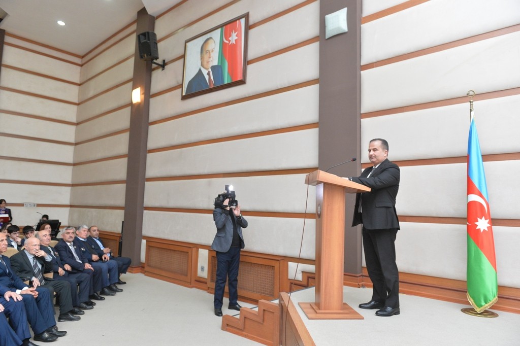 Taleh Qaraşov Milli Qəhrəmanın abidəsini ziyarət edib - FOTOLAR