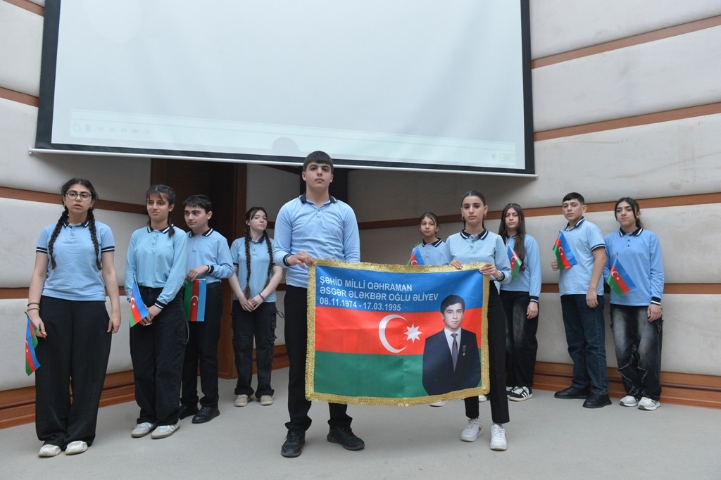 Taleh Qaraşov Milli Qəhrəmanın abidəsini ziyarət edib - FOTOLAR