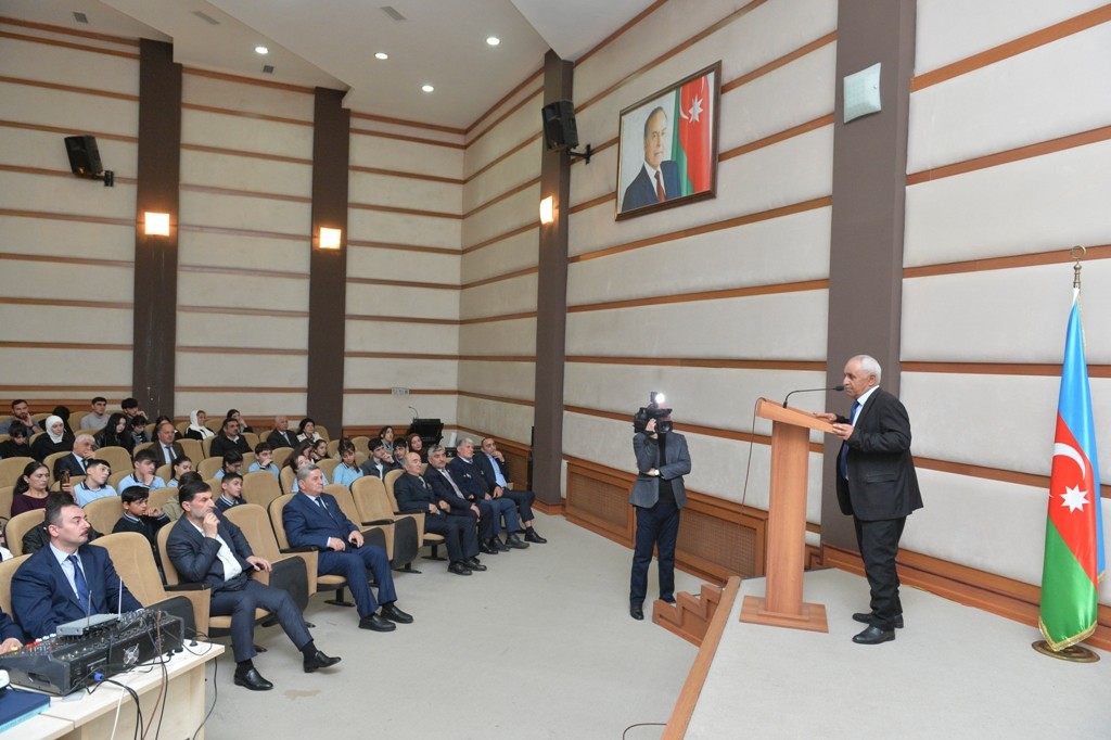 Taleh Qaraşov Milli Qəhrəmanın abidəsini ziyarət edib - FOTOLAR