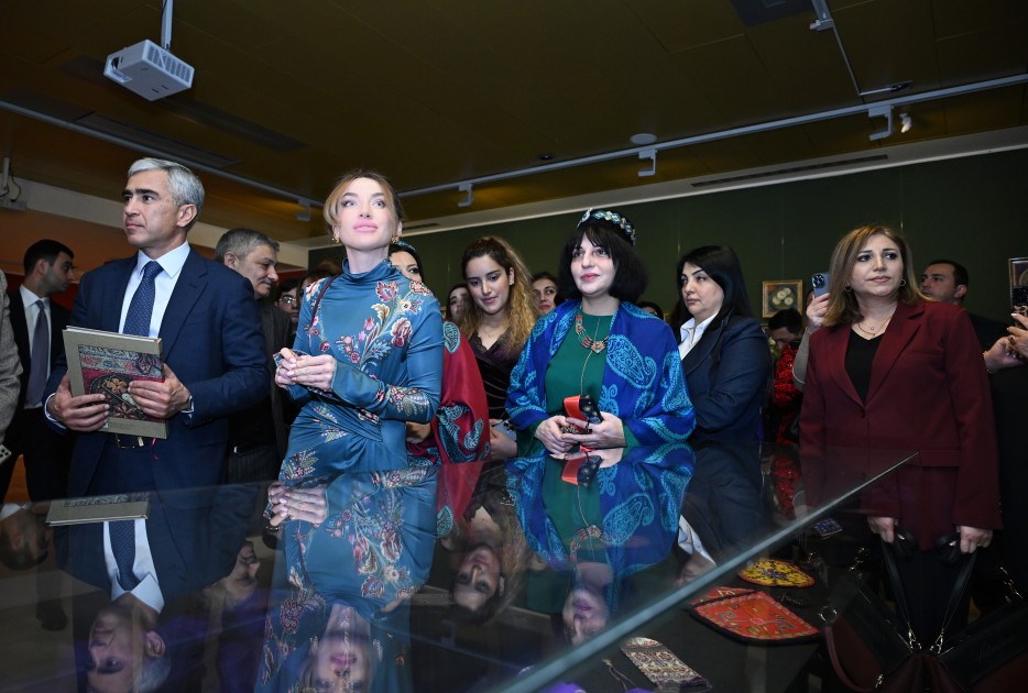 Alena Əliyeva Milli Xalça Muzeyində sərgiyə qatıldı - FOTOLAR